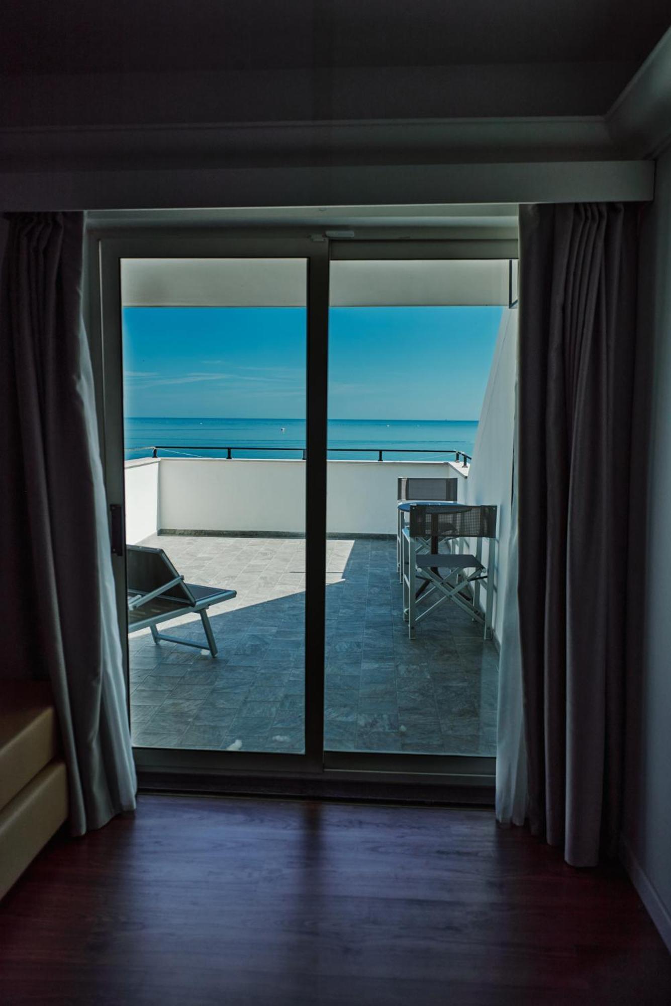 Hotel Negresco Cattolica Kültér fotó