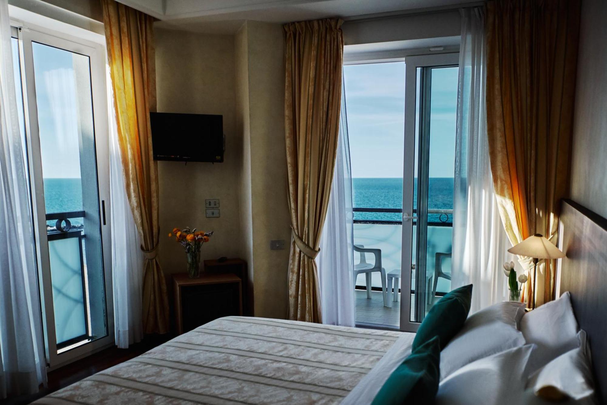 Hotel Negresco Cattolica Kültér fotó