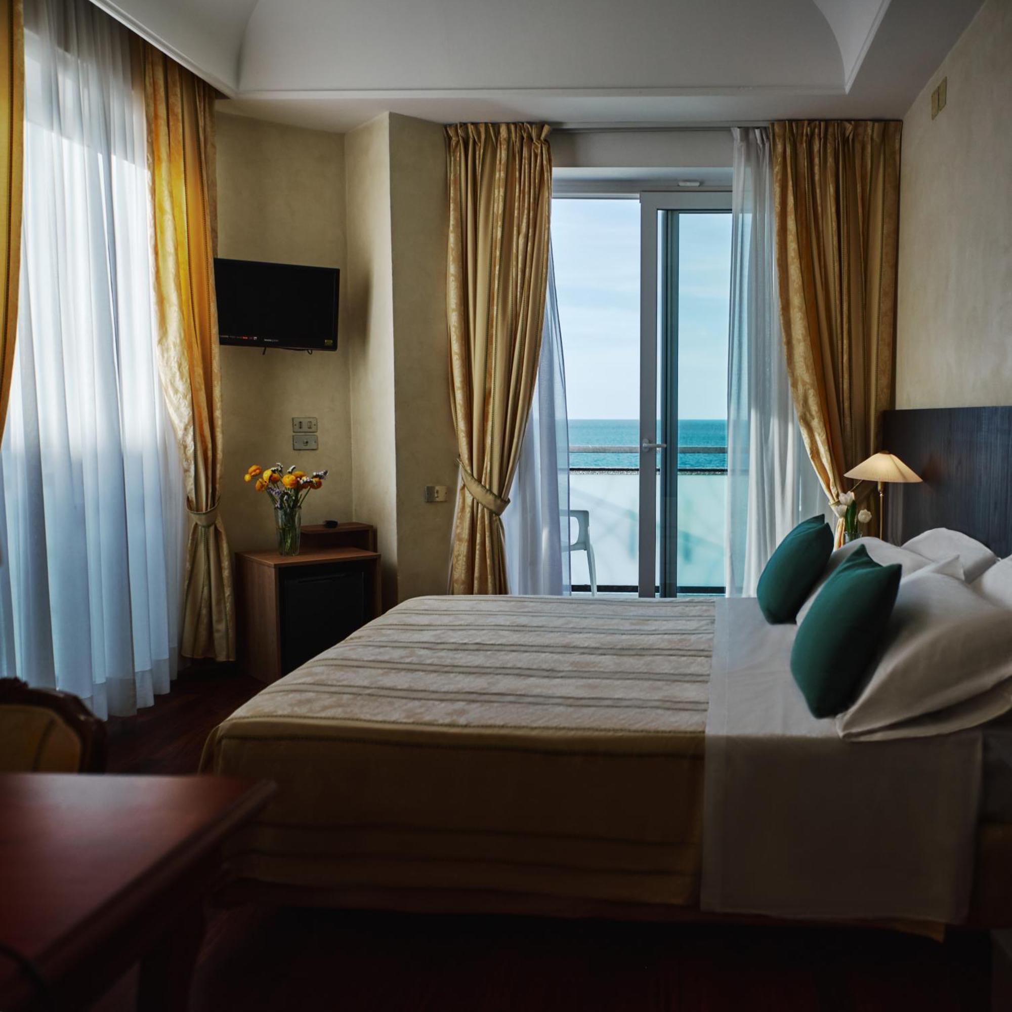 Hotel Negresco Cattolica Kültér fotó