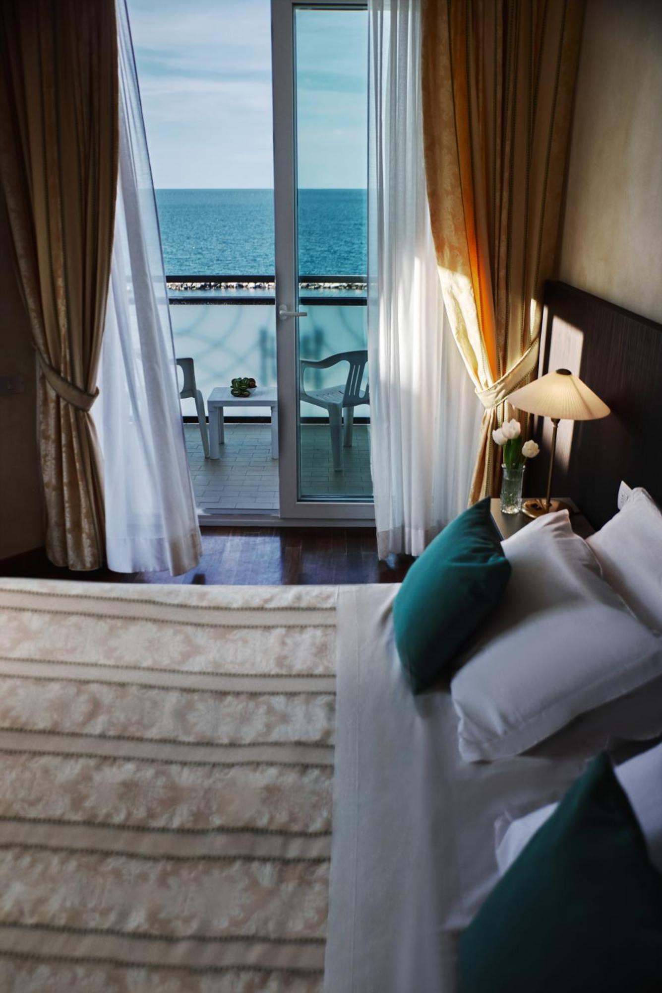 Hotel Negresco Cattolica Kültér fotó