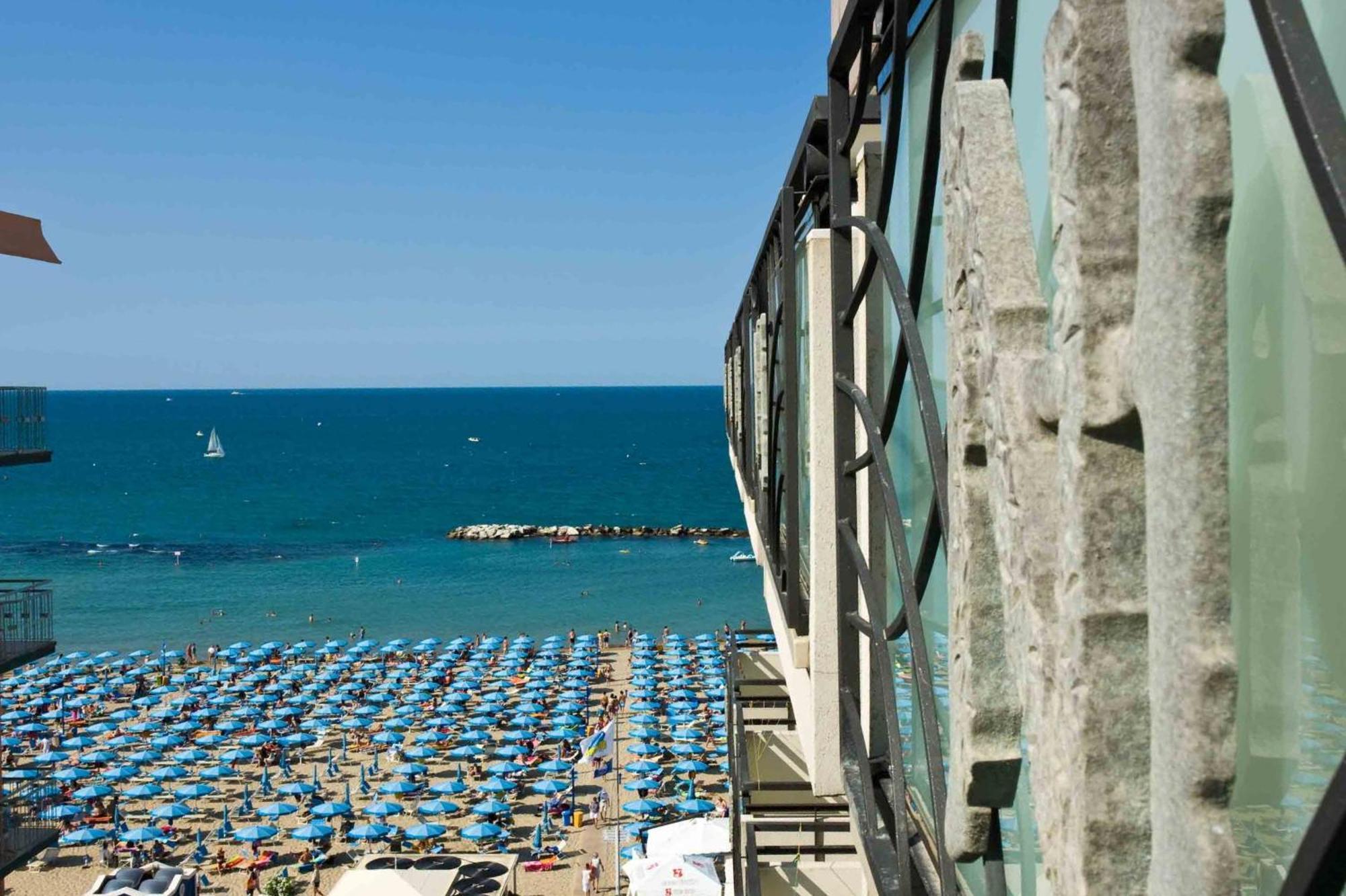 Hotel Negresco Cattolica Kültér fotó